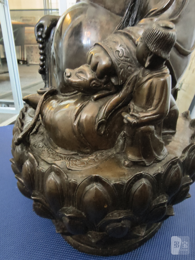 A large cast bronze figure of seated Budai with boys on a lotus pedestal - 图23